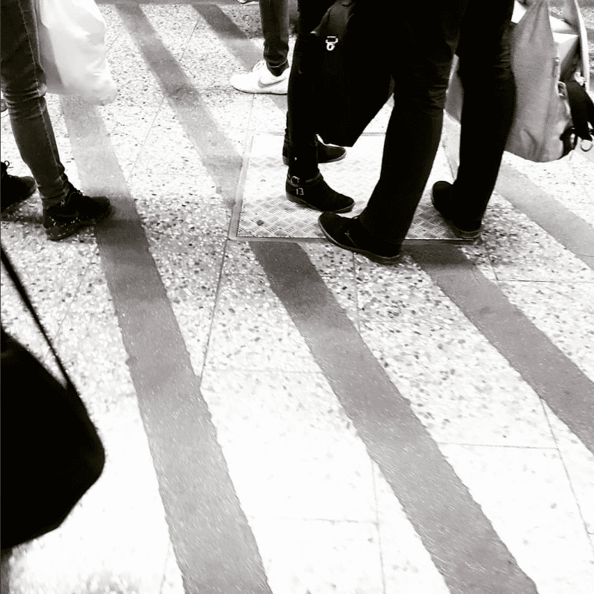 Menschen warten auf die U-Bahn.