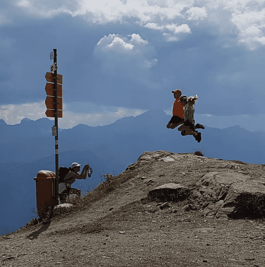 Kinder springen in die Luft, während sie fotografiert werden.