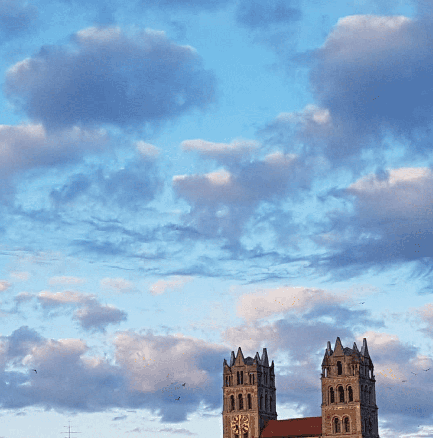 Die Türme von St. Maximilian, München, vor Wolkenhimmel