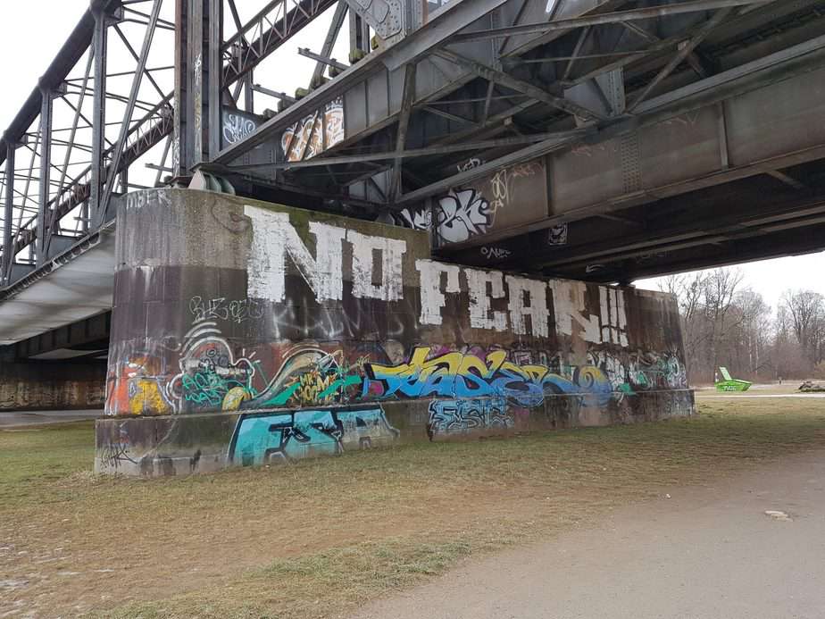 Graffiti unter der Eisenbahnbrücke, München