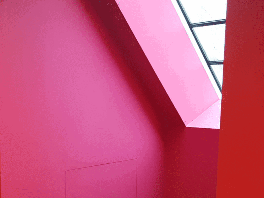 Ausgebautes Dachgeschoss, in leuchtendem Pink gestrichen