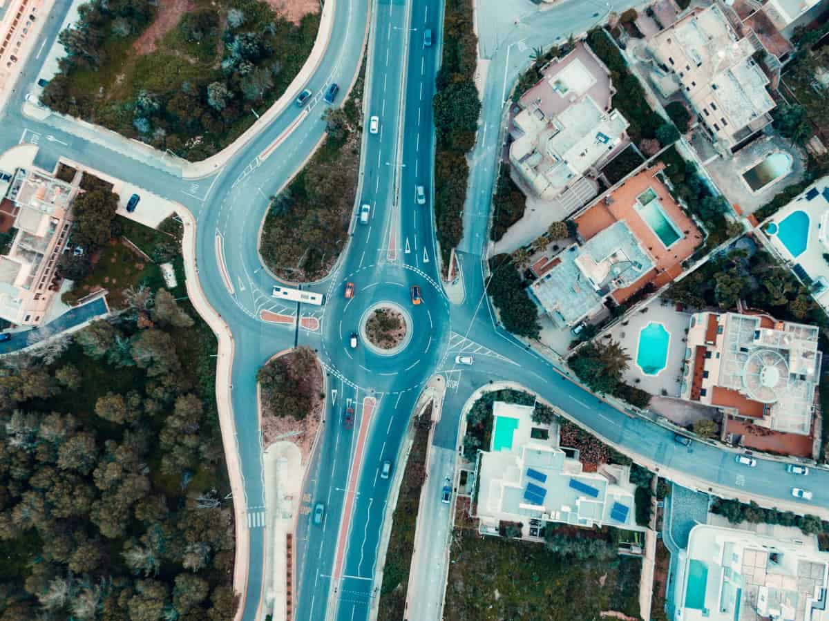 Kreuzung mit Kreisverkehr, von oben fotografiert.