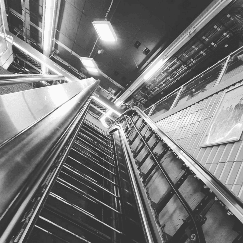 Blick entlang einer Rolltreppe nach oben während der Reparatur.